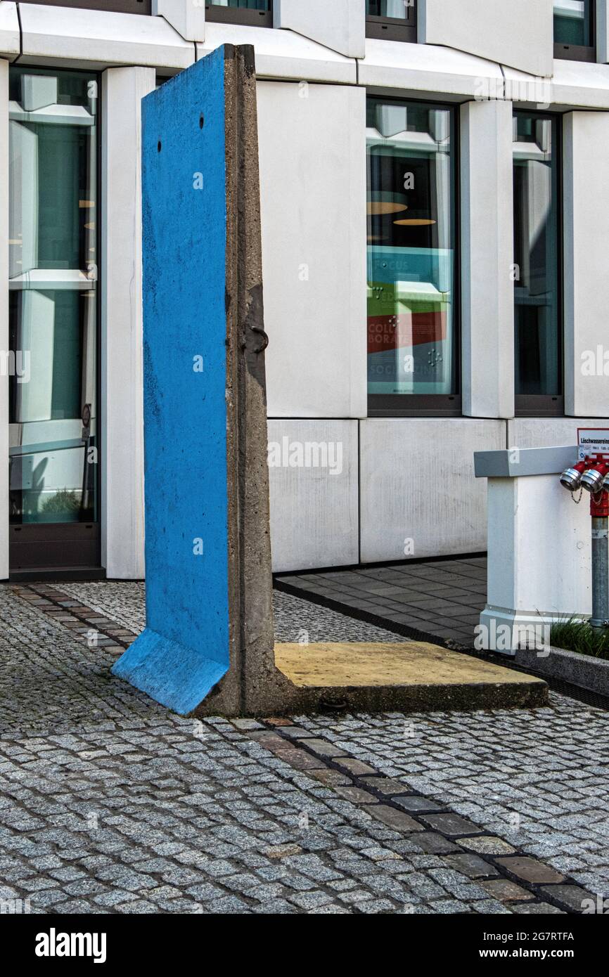 PricewaterhouseCoopers modernes Gebäude. Berliner Mauerwerk und Kopfsteinpflaster markieren den Standort der Berliner Mauer,Kapelle-Ufer 4,Mitte,Berlin. Stockfoto