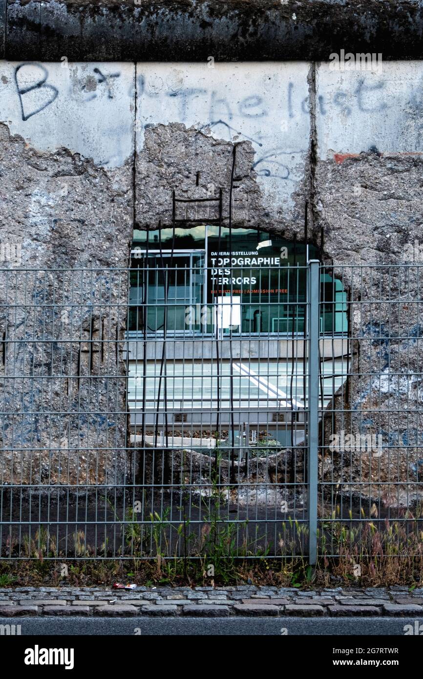 Topographie des Terrors Museum durch Loch in Resten der Berliner Mauer in der Niederkirchnerstraße, Kreuzberg, Berlin Stockfoto