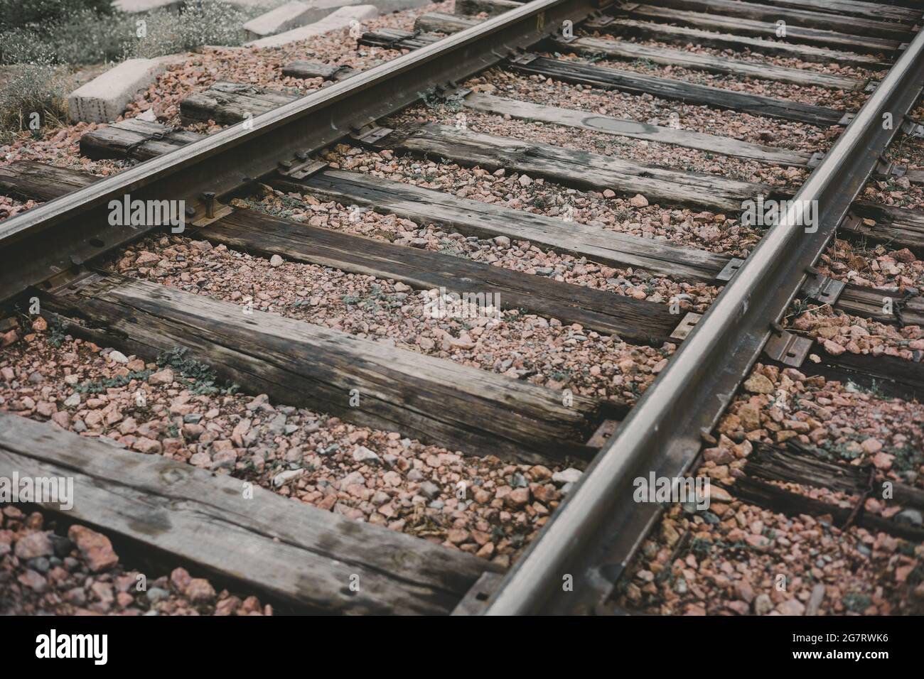 Nahaufnahme der Straight Railway mit Betonschläfern Stockfoto