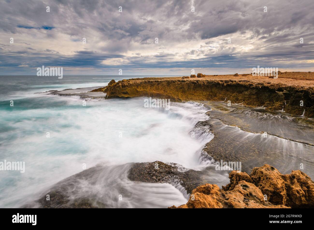 Lange Aufnahme der rauhen Gewässer an der zerklüfteten Küste des Indischen Ozeans an der Quobba-Station in Western Australia. Stockfoto