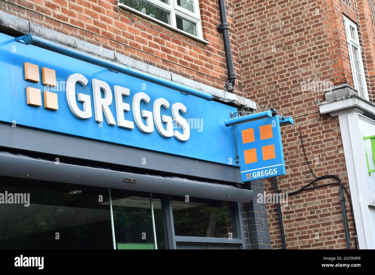 Greggs, die Bäckerei, Logo-Tafel vor einem ihrer Geschäfte in einer Londoner Hauptstraße, Greggs plc Stockfoto