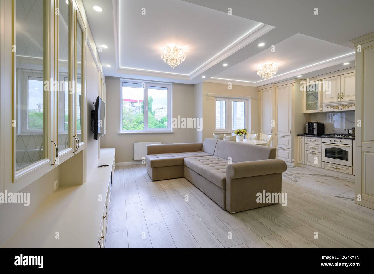 Moderne große luxuriöse Küche und Esszimmer im Studio-Apartment Stockfoto