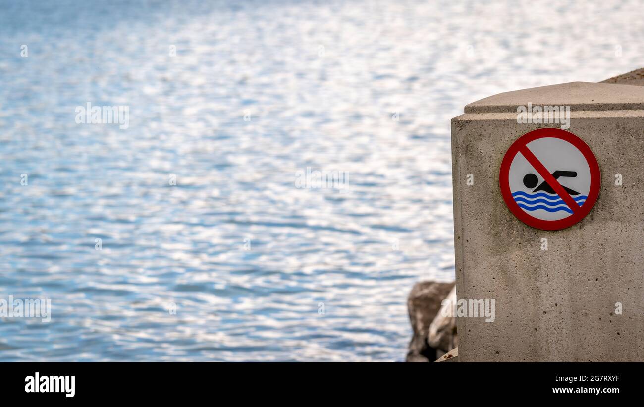 Kein Schwimmschild neben dem Wasser. Stockfoto