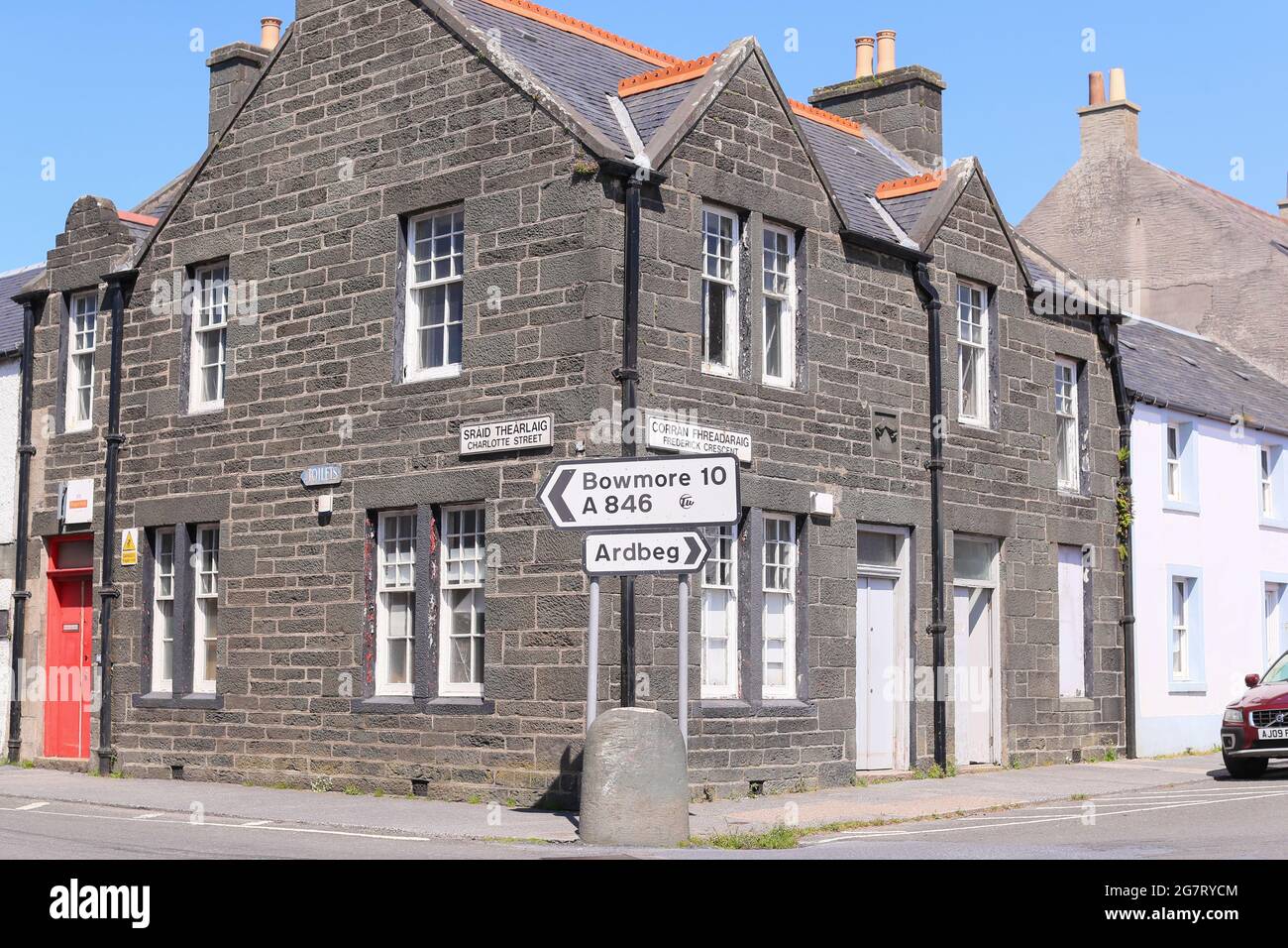 Straßenanweisungen und Wegweiser auf der Isle of Islay vor der Westküste Schottlands. Die kleine Insel ist berühmt für ihre vielen Whisky-Brennereien. Stockfoto