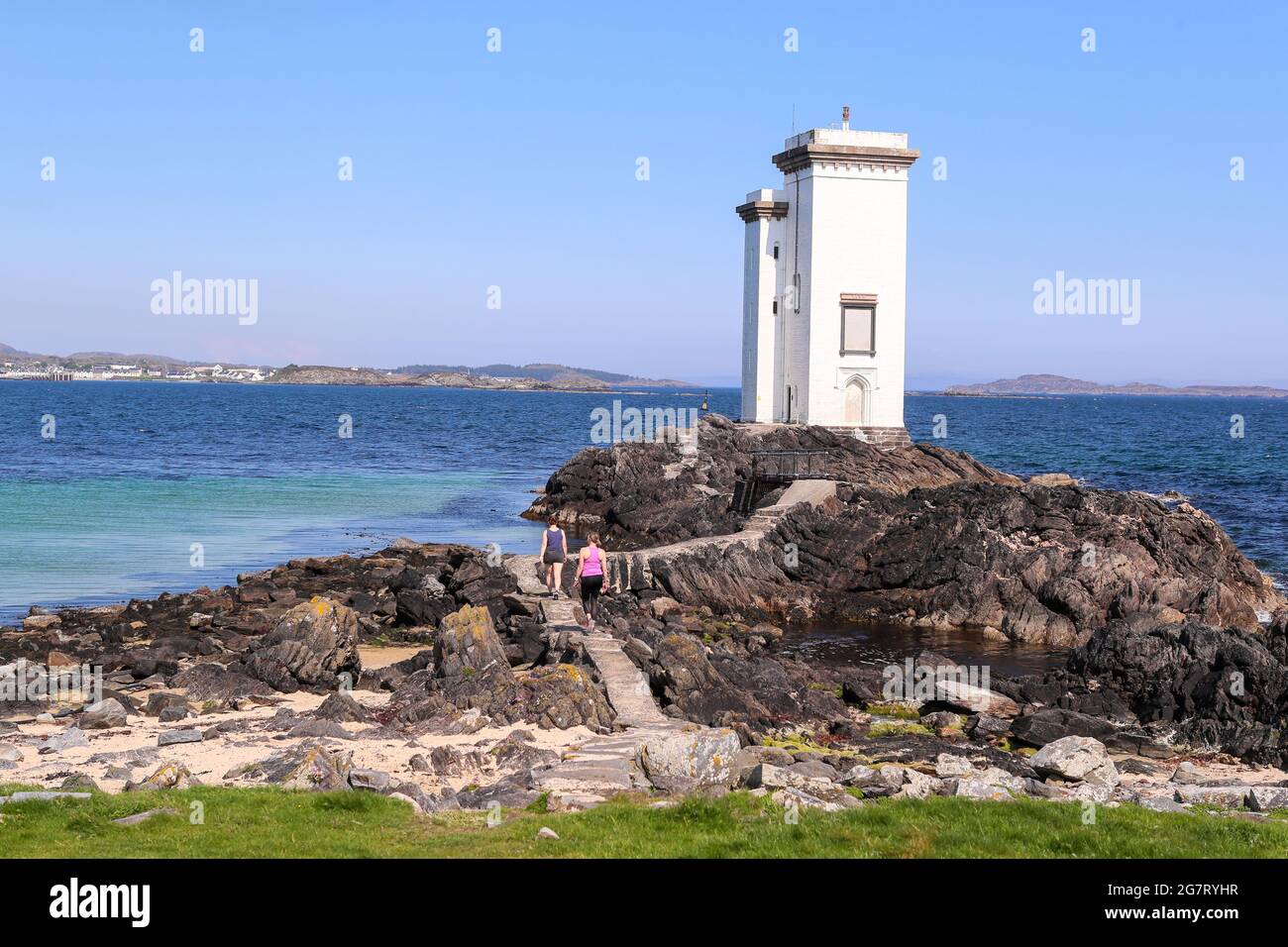 Carraig Fhada Lighthouse auf der Isle of Islay vor der Westküste Schottlands. Die kleine Insel ist berühmt für ihre vielen Whisky-Brennereien. Stockfoto