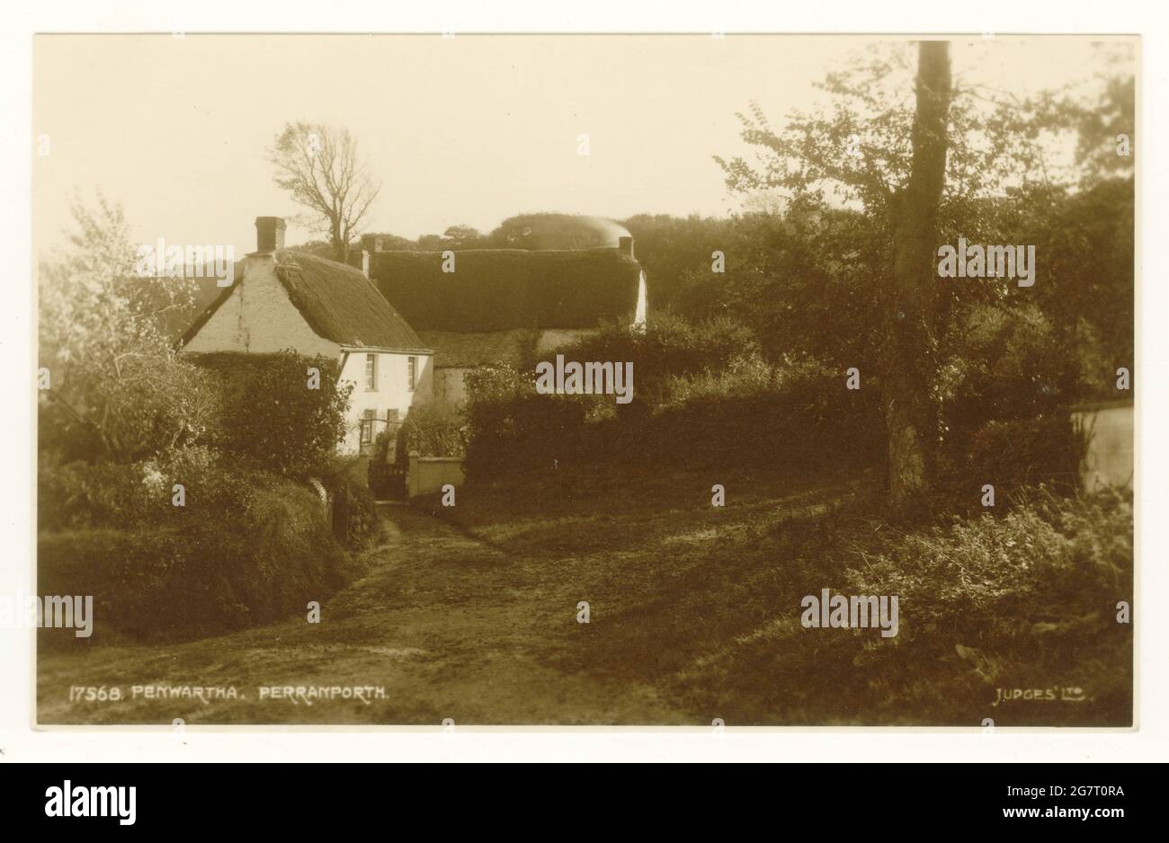 Ursprüngliche Postkarte aus den frühen 1900er Jahren mit idyllischem Blick auf reetgedeckte, kolbengebaute Cottages und volkstümliche Architektur in Penwartha, einem Dorf im Landesinneren in der Nähe von Perranporth, Cornwall, Großbritannien Stockfoto