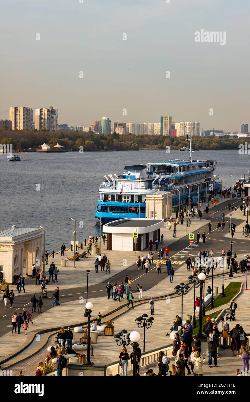 MOSKAU, RUSSLAND NOVEMBER 16 2020: Nördlicher Damm der Flussstation Stockfoto