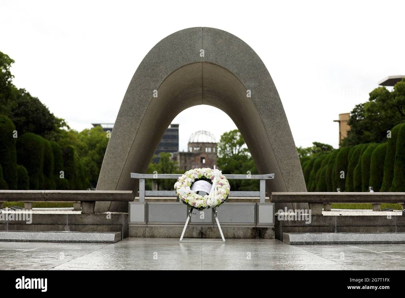 (210716) -- HIROSHIMA, 16. Juli 2021 (Xinhua) -- Blumen, die vom Präsidenten des Internationalen Olympischen Komitees (IOC) Thomas Bach angeboten werden, sind am 16. Juli 2021 im Hiroshima Memorial Cenotaph in Hiroshima, Japan, zu sehen. (Tokio 2020/Handout über Xinhua) Stockfoto