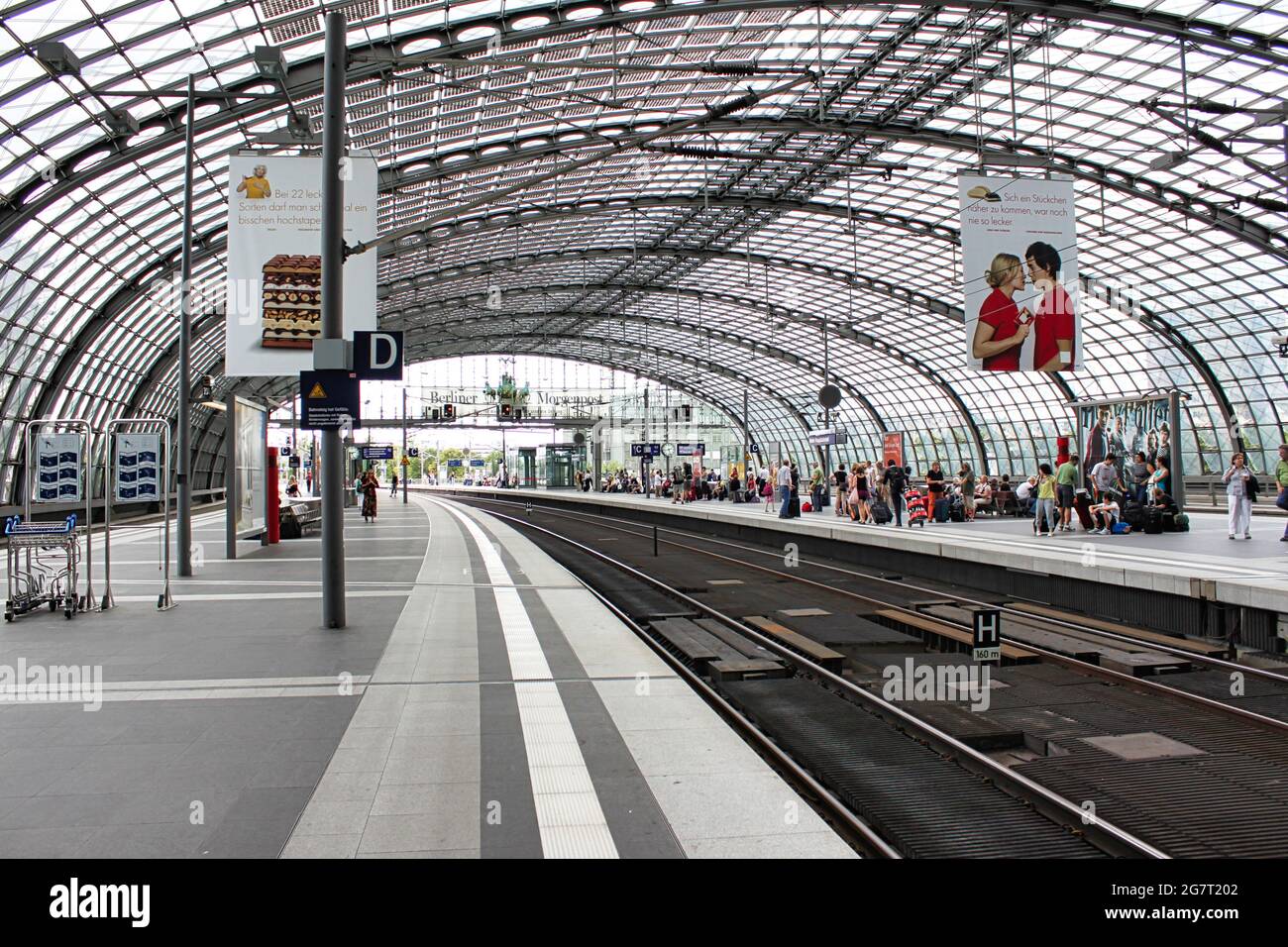 BERLIN, DEUTSCHLAND - 10. Dezember 2020: Eine horizontale Aufnahme des Berliner Hauptbahnhofs und der wartenden Passagiere Stockfoto