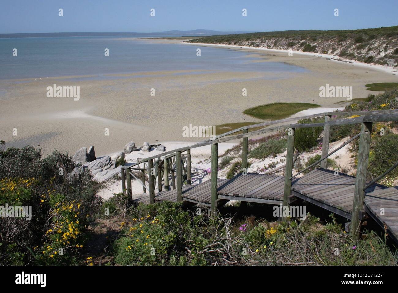 Das ruhige blaue Wasser der Langebaan Lagoon im West Coast National Park, Südafrika Stockfoto