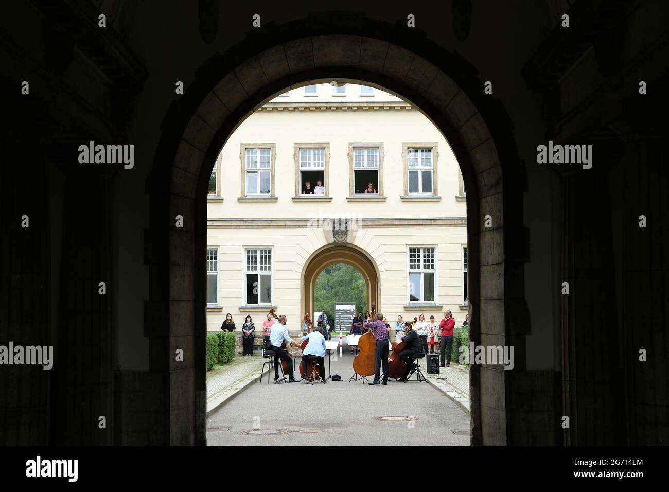 16. Juli 2021, Sachsen, Leipzig: Streicher des Gewandhausorchesters treten vor einer Klinik im Sankt Georg Krankenhaus auf. Die Mitglieder des Orchesters beendeten ihre Konzertreihe „Gewandhaus unterwegs“ mit mehreren Auftritten im Krankenhaus, um den Mitarbeitern des Krankenhauses für ihre Bemühungen bei der Corona-Pandemie zu danken. Foto: Sebastian Willnow/dpa-Zentralbild/dpa Stockfoto