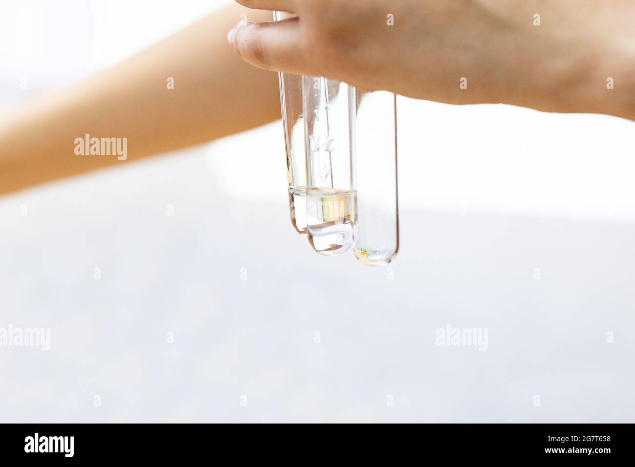 Ein forensischer medizinischer Experte, der eine strafrechtliche Untersuchung leitet, ein Spezialist für Laborforschung. Er hält ein Reagenzglas mit einer dna-Probe in der Hand. Der Stockfoto