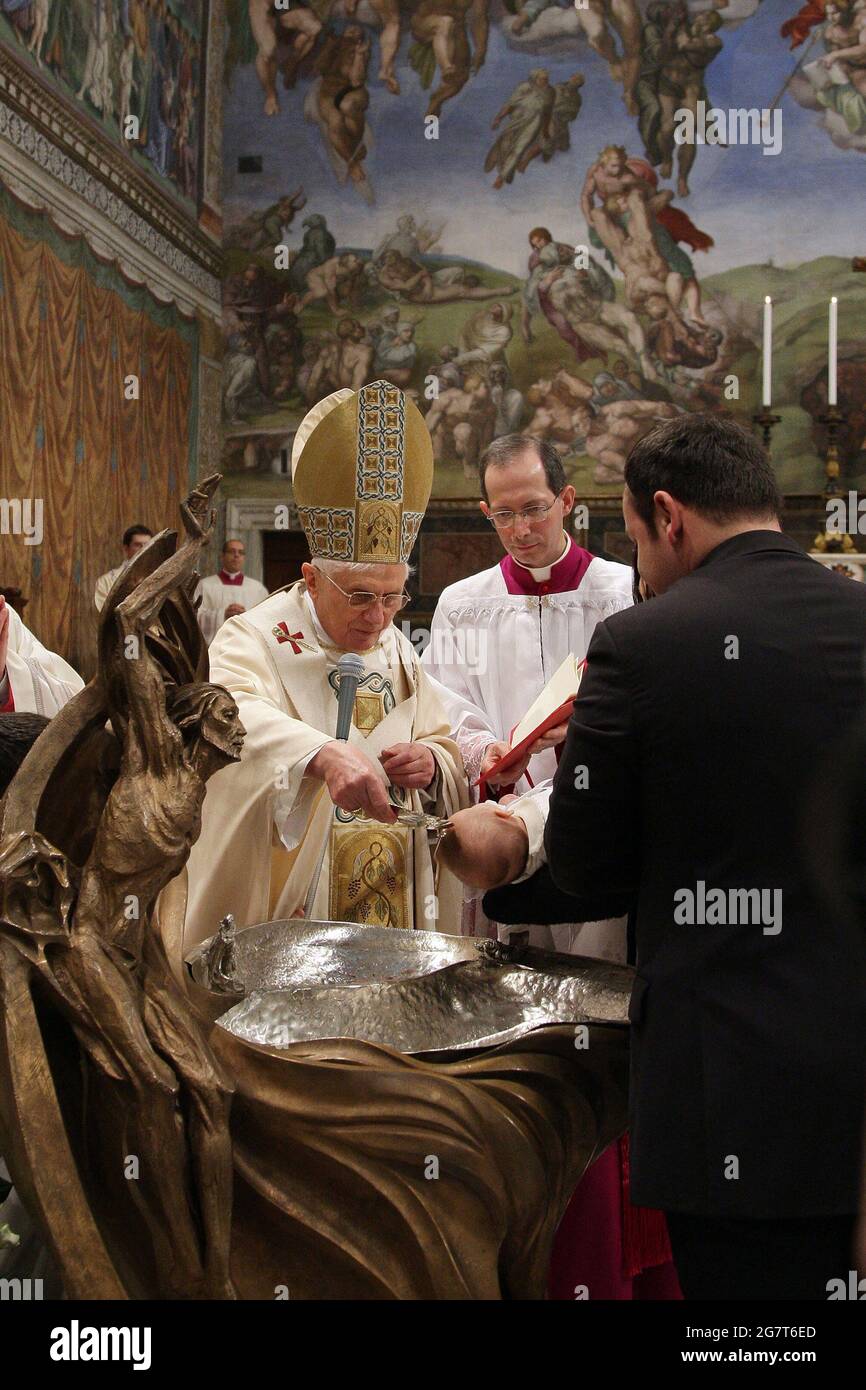 Jen 13, 2008 : Papst Benedikt XVI. Feiert Taufen in der Sixtinischen Kapelle Michelangelos. Stockfoto