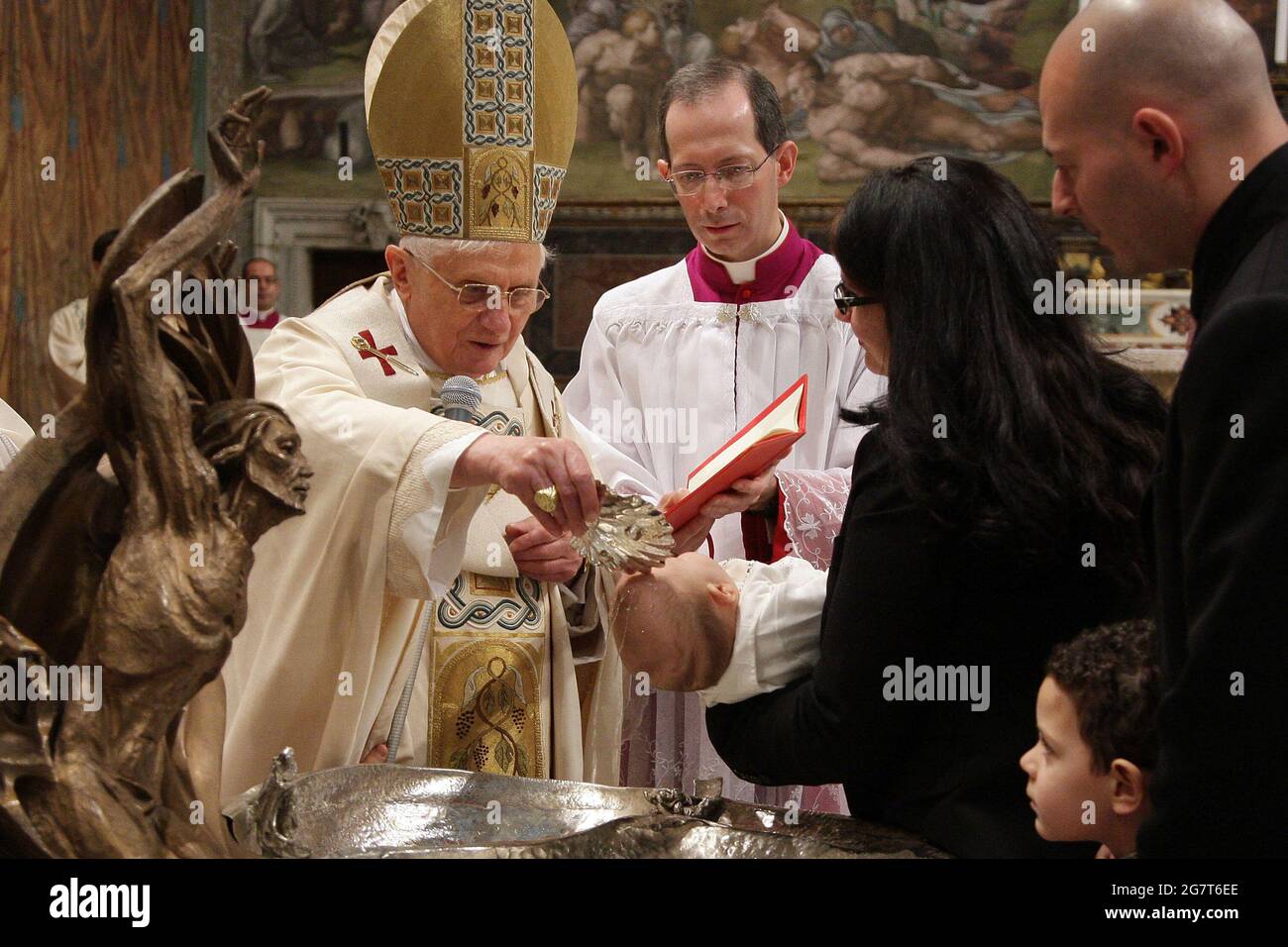 Jen 13, 2008 : Papst Benedikt XVI. Feiert Taufen in der Sixtinischen Kapelle Michelangelos. Stockfoto