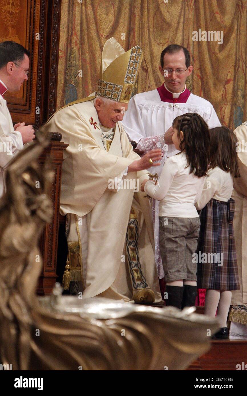 Jen 13, 2008 : Papst Benedikt XVI. Feiert Taufen in der Sixtinischen Kapelle Michelangelos. Stockfoto