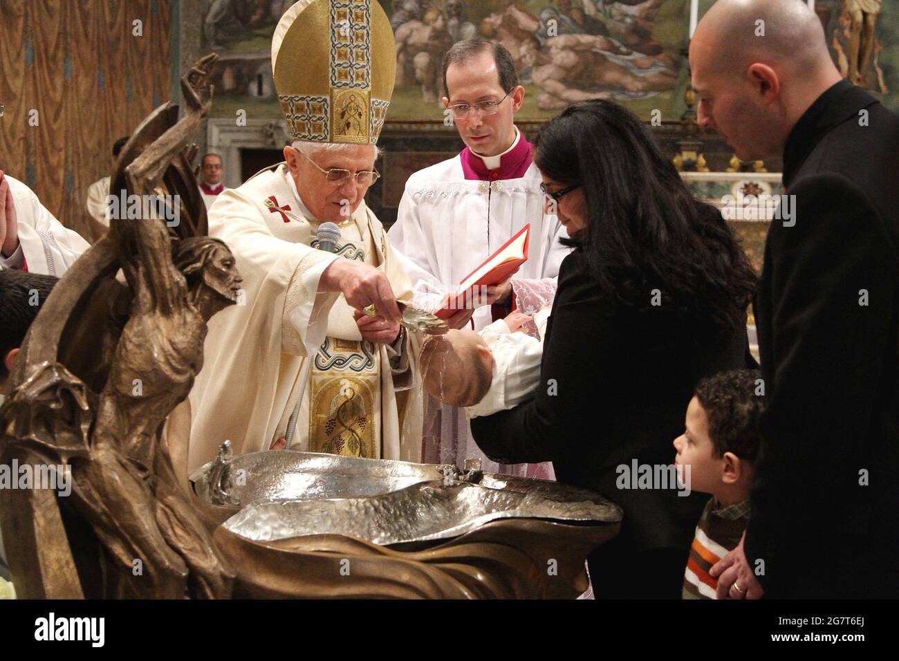 Jen 13, 2008 : Papst Benedikt XVI. Feiert Taufen in der Sixtinischen Kapelle Michelangelos. Stockfoto