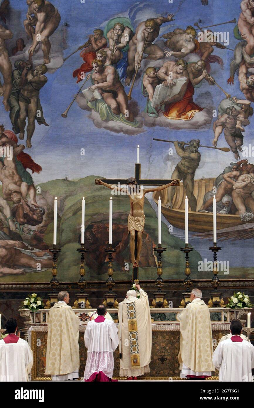 Jen 13, 2008 : Papst Benedikt XVI. Feiert Taufen in der Sixtinischen Kapelle Michelangelos. Stockfoto