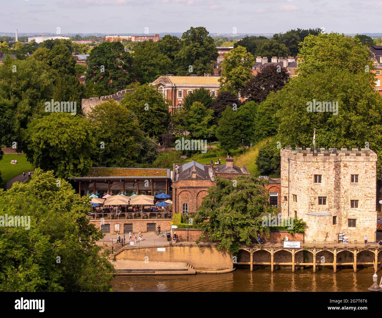 Erhöhter Blick auf Dame Judi Dench Walk zusammen mit dem Starr Inn The City Restaurant und Lendal Tower. York, Großbritannien Stockfoto