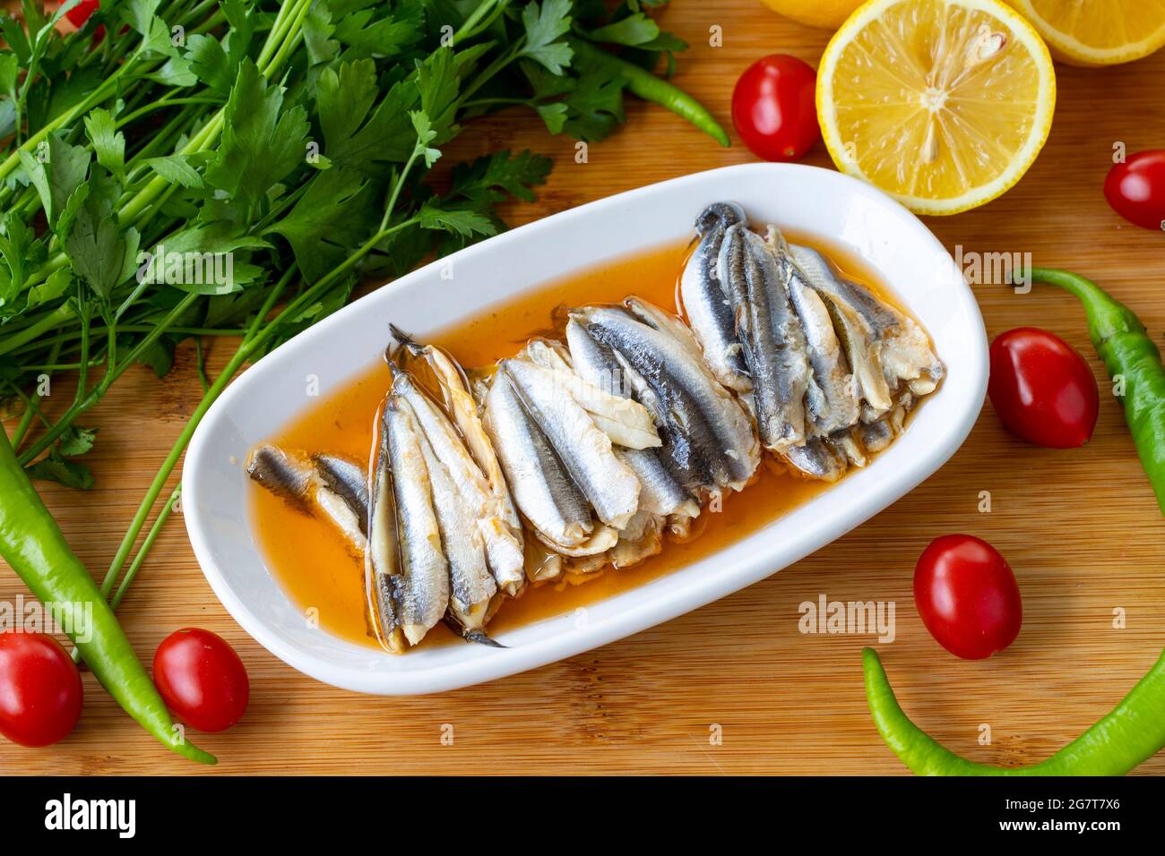 Marinierte Sardellen auf Holzgrund. Fischgerichte Stockfoto