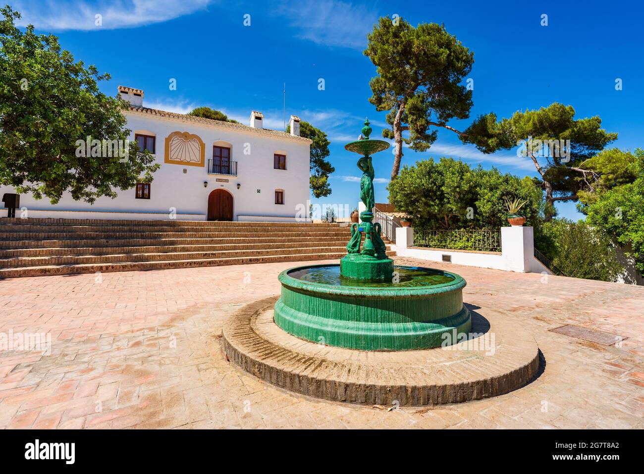 Muntanyeta dels Sants. Eremitage der Heiligen. Weißes kleines Gebäude auf einem Hügel. Ort der Anbetung. Stockfoto