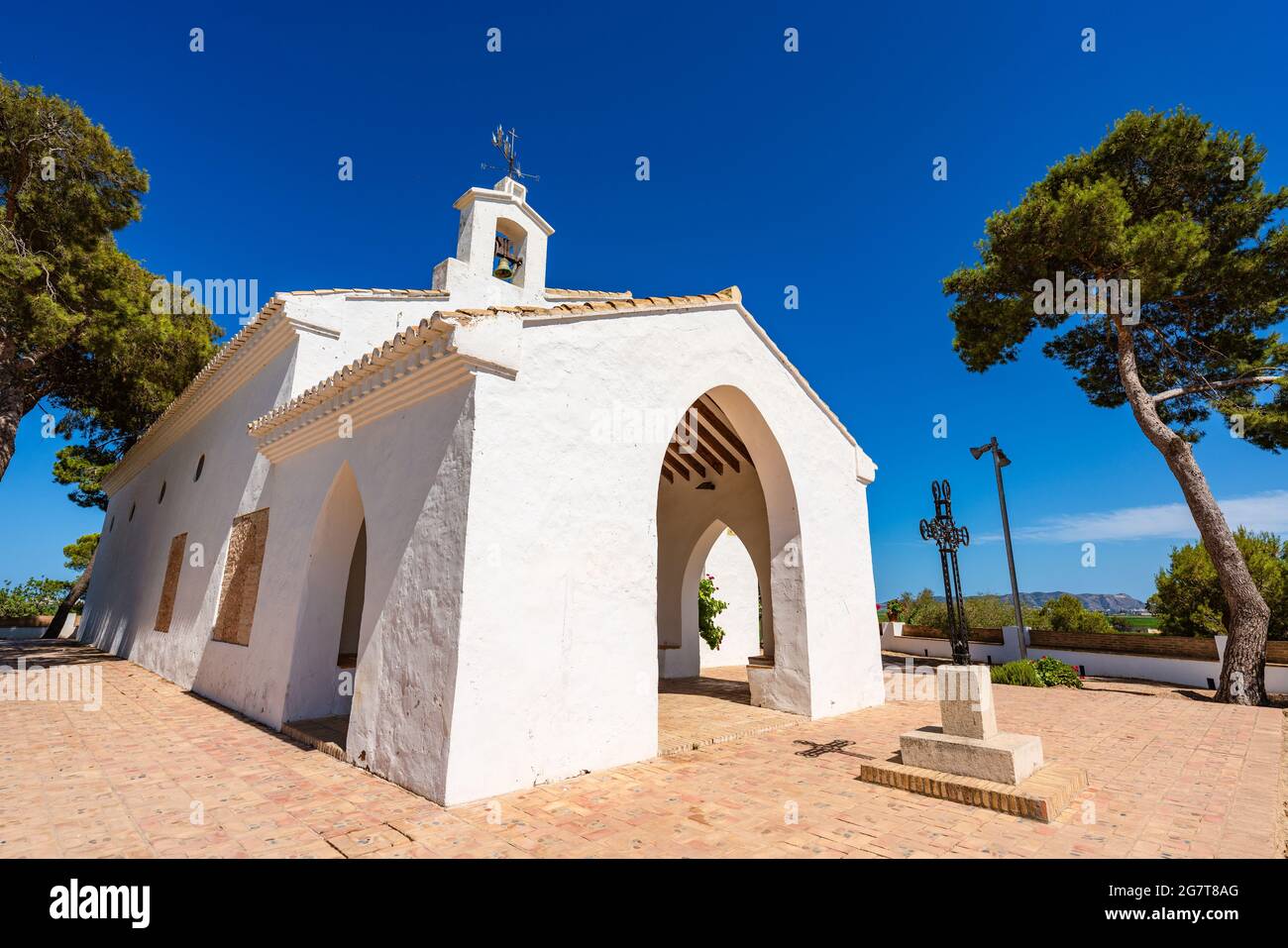 Sueca, Spanien. Eremitage der Heiligen. Muntanyeta dels Sants. Weißes kleines Gebäude auf einem Hügel. Ort der Anbetung. Stockfoto