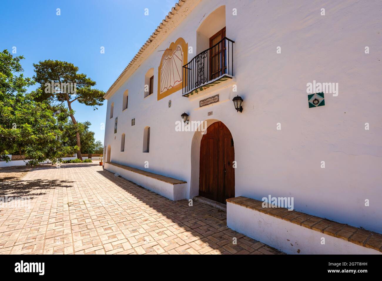 Sueca, Spanien. Eremitage der Heiligen. Weißes kleines Gebäude auf einem Hügel. Ort der Anbetung. Muntanyeta dels Santa. Stockfoto
