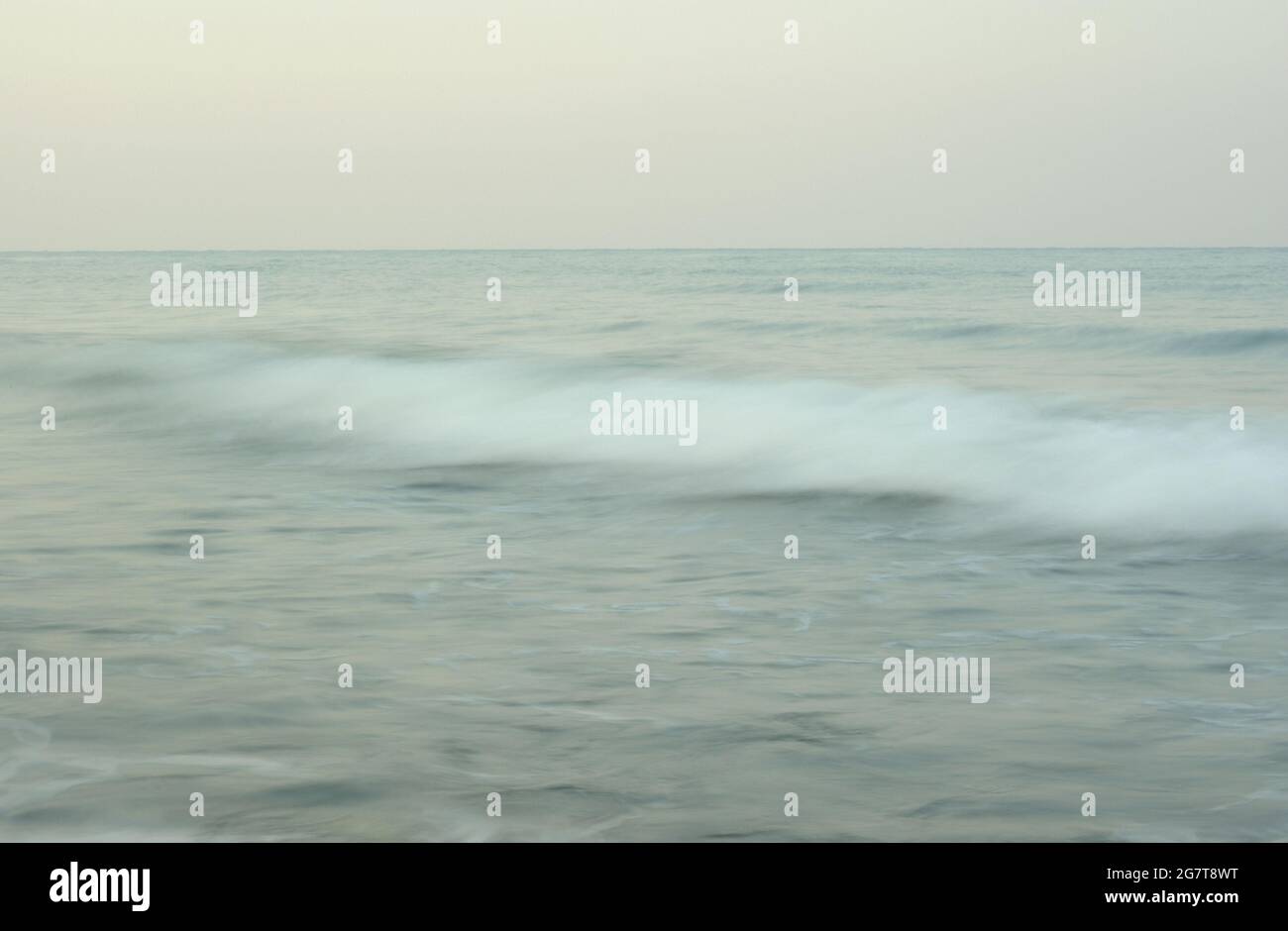 Turbulenz Meerwasser und Felsen an der Küste Stockfoto