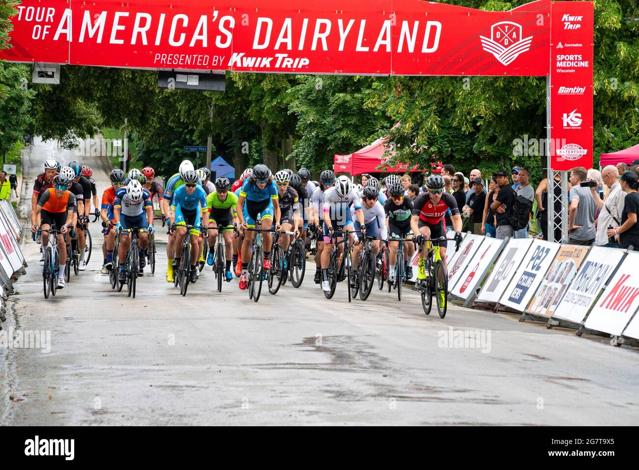 Wauwatosa, WI/USA - 26. Juni 2021: Radsportler der Kategorie drei beginnen das kriterium des washington Highlands bei der Tour durch die amerikanische dairyland-Radserie Stockfoto
