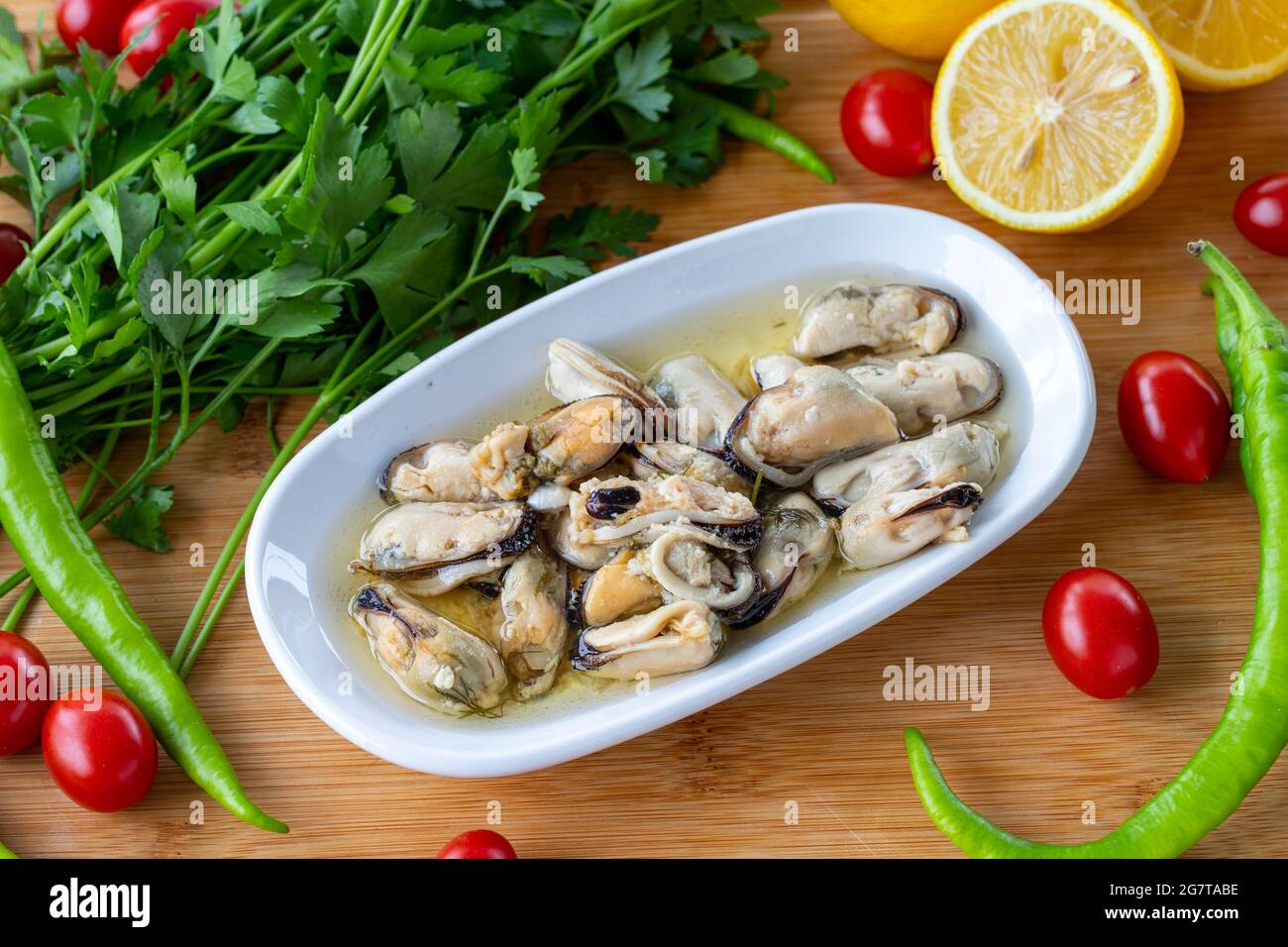 Marinierte Muscheln auf Holzgrund. Fischgerichte Stockfoto