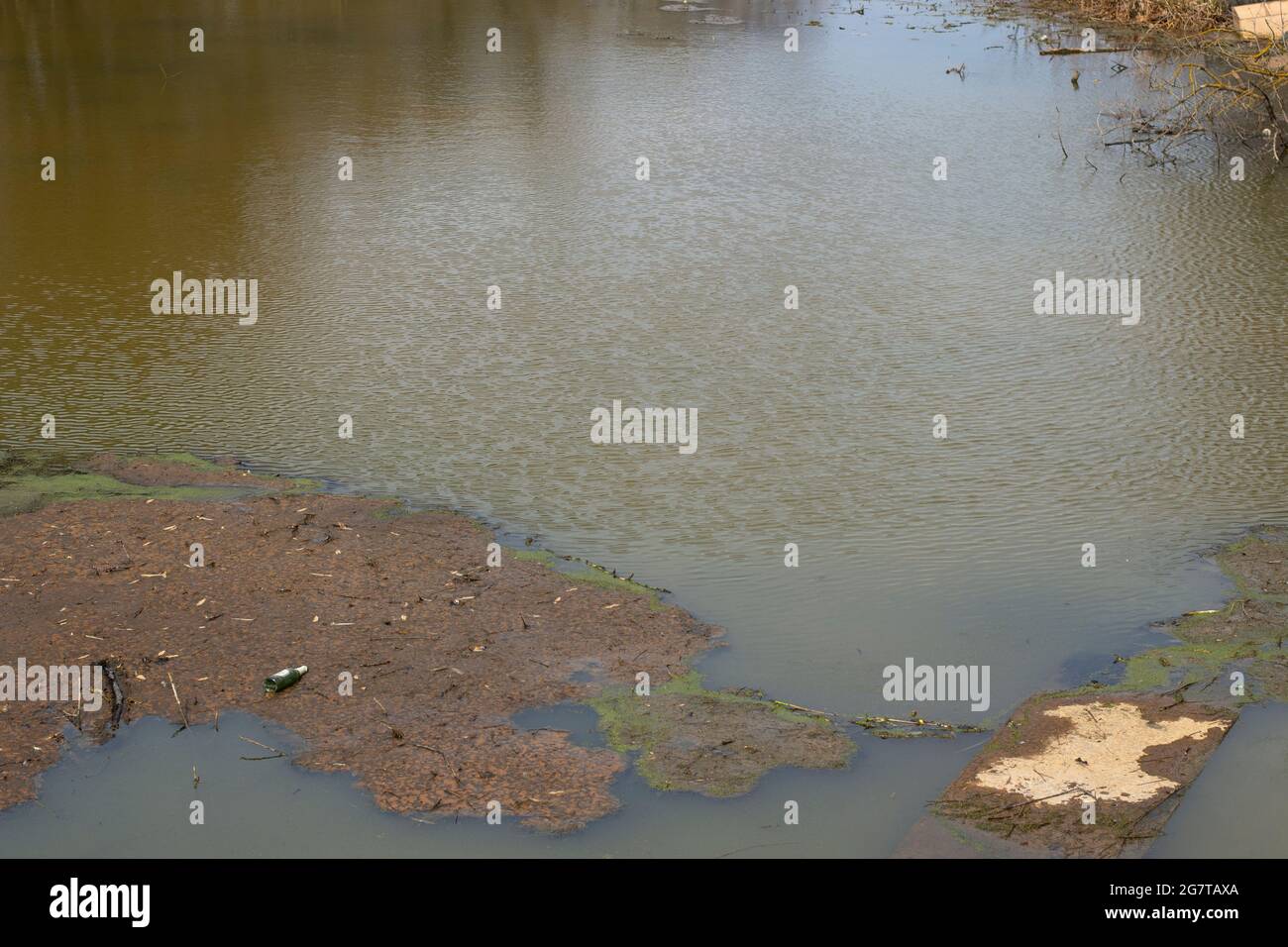 Verschmutzung des Flusswassers. Abwässer im See angesammelt. Der Abfall wurde in ein Reservoir abgelassen. Stockfoto