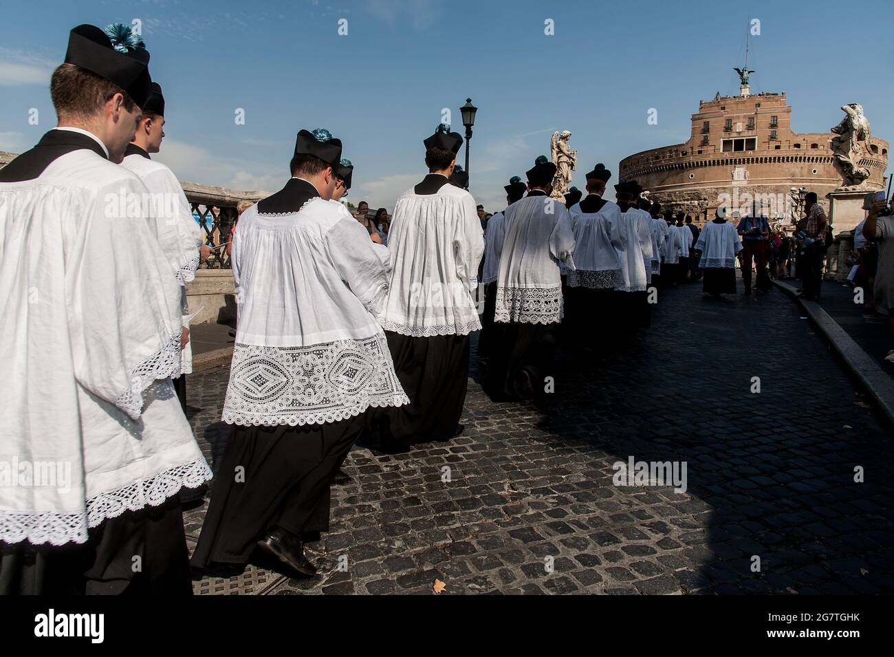 Rom, Italien. September 2017. 16. September 2017 : die Priester beten den salm während der feierlichen Prozession anlässlich der Pilgerfahrt zum zehnten Jahrestag des Motu proprio von Papa Benedetto XVI. „Summorum Pontificum“ in der engelsburg in Rom. Kredit: Unabhängige Fotoagentur/Alamy Live Nachrichten Stockfoto