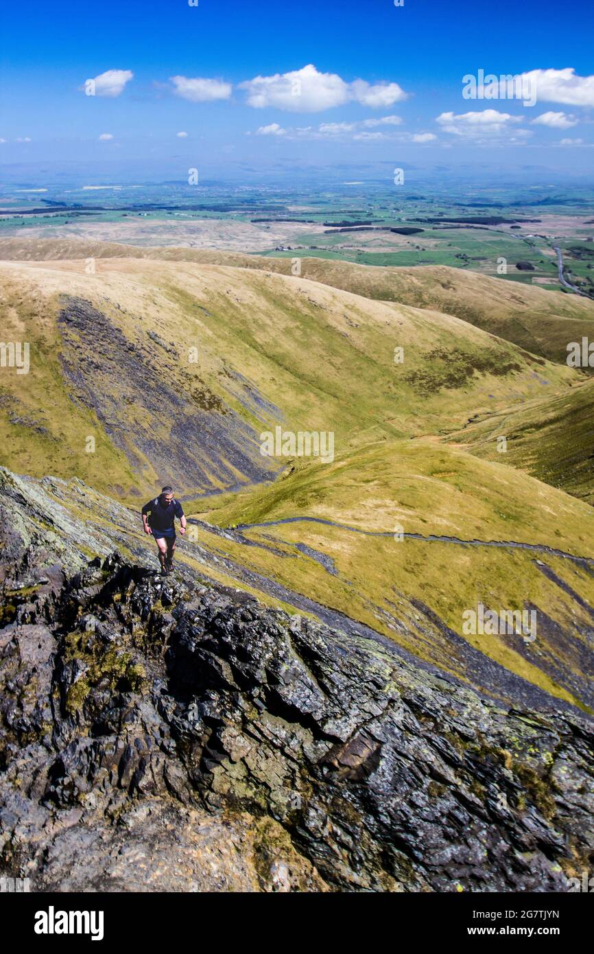 Ein Läufer fiel auf Sharp Edge, Blencathra. Stockfoto