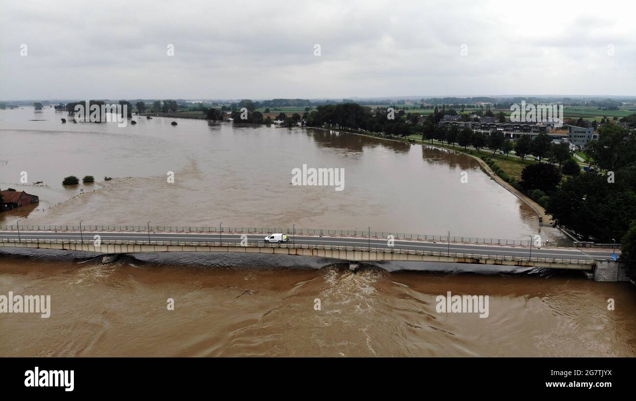 Das Luftdrohnenbild zeigt den Maas/La Meuse in Maaseik, wo die Situation weiterhin kritisch bleibt, da das Wasser nach dem starken Regen immer noch steigt Stockfoto