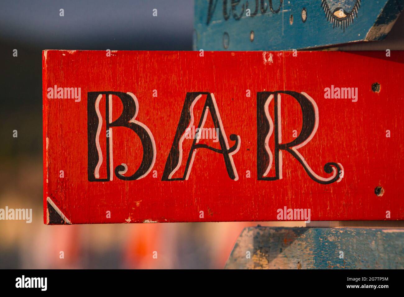 Rot gestrichene Holzbalken mit verschwommenem Bokeh Hintergrund Stockfoto