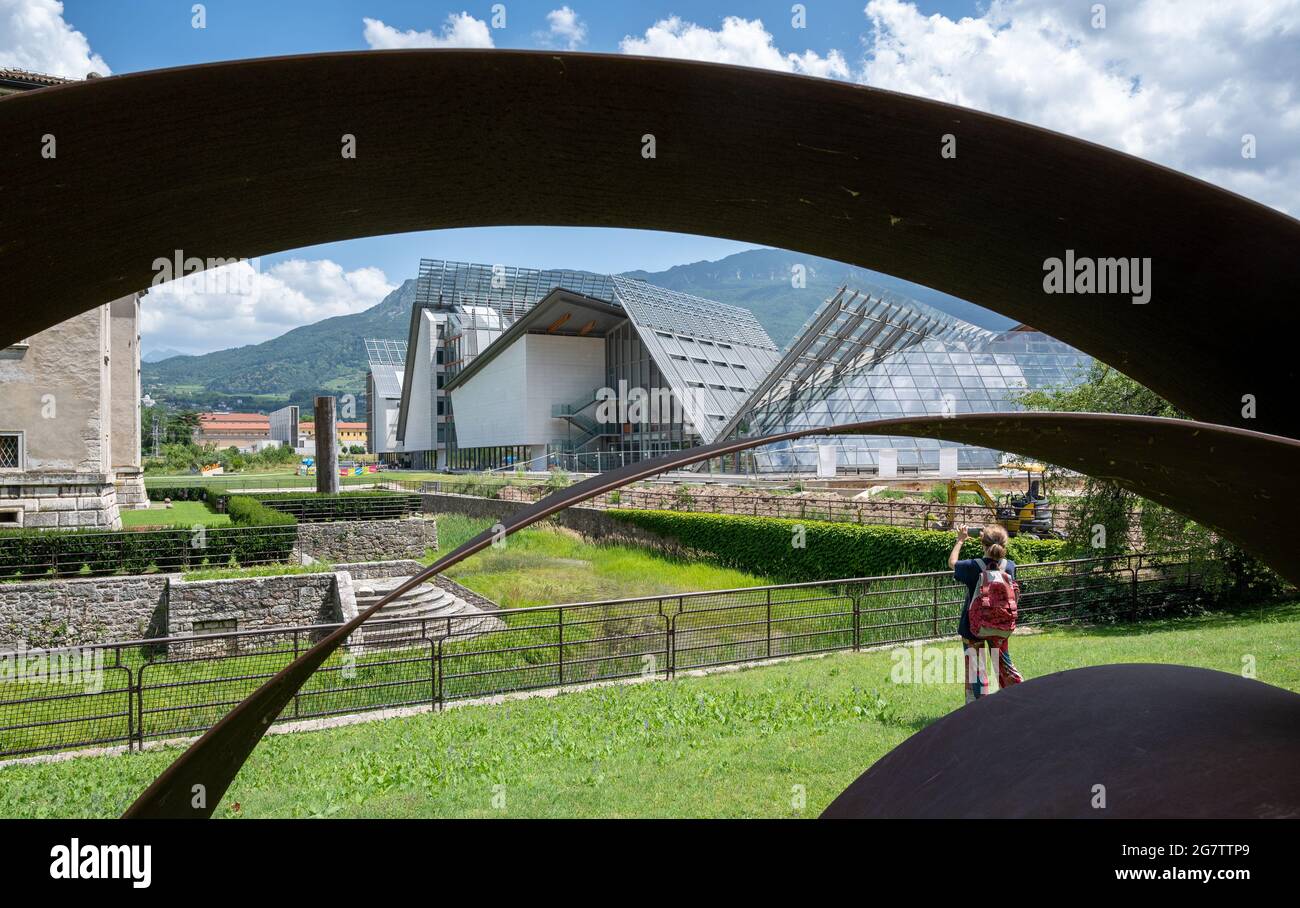Trient, Italien, Juni 2021. Ein besonderer Gesichtspunkt für das Wissenschaftsmuseum: Die 'Muse'. Moderne Struktur aus Stahl und Glas mit geringer Umgebung Stockfoto