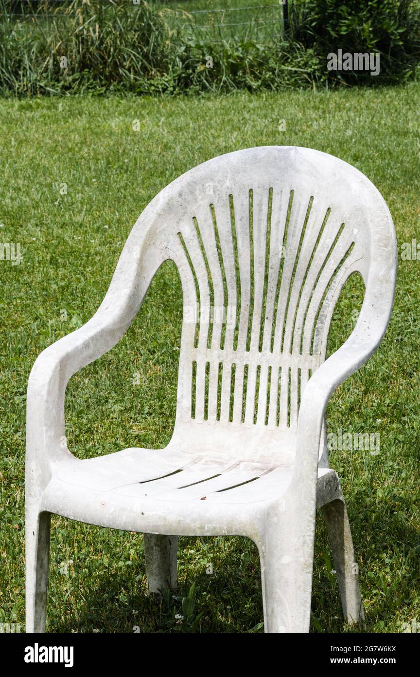 Weißer Stuhl auf grünem Rasen Stockfoto