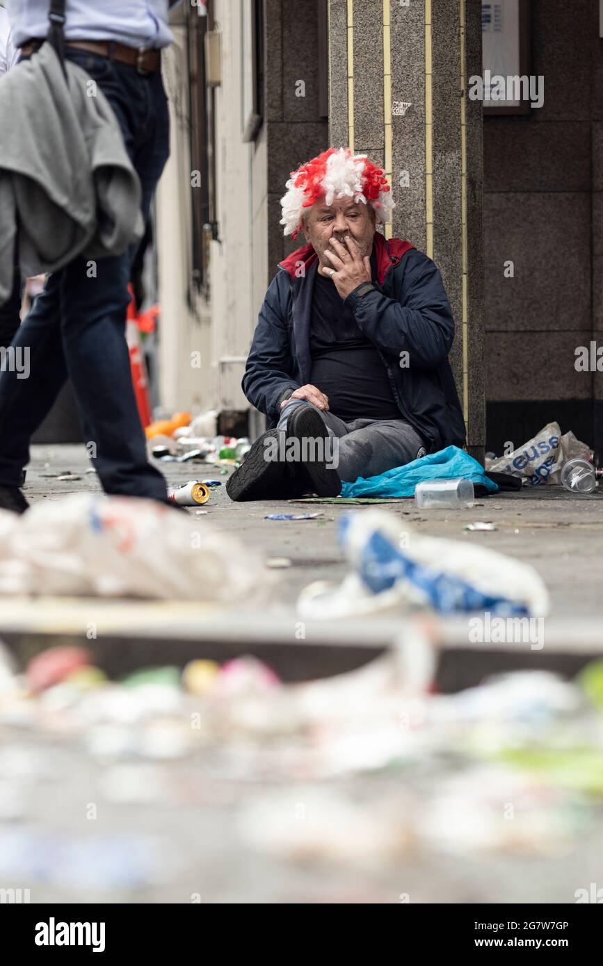 Ein Mann mit einer St. George Perücke vor dem Finale der EM 2020 in England gegen Italien, London, 11. Juli 2021 Stockfoto