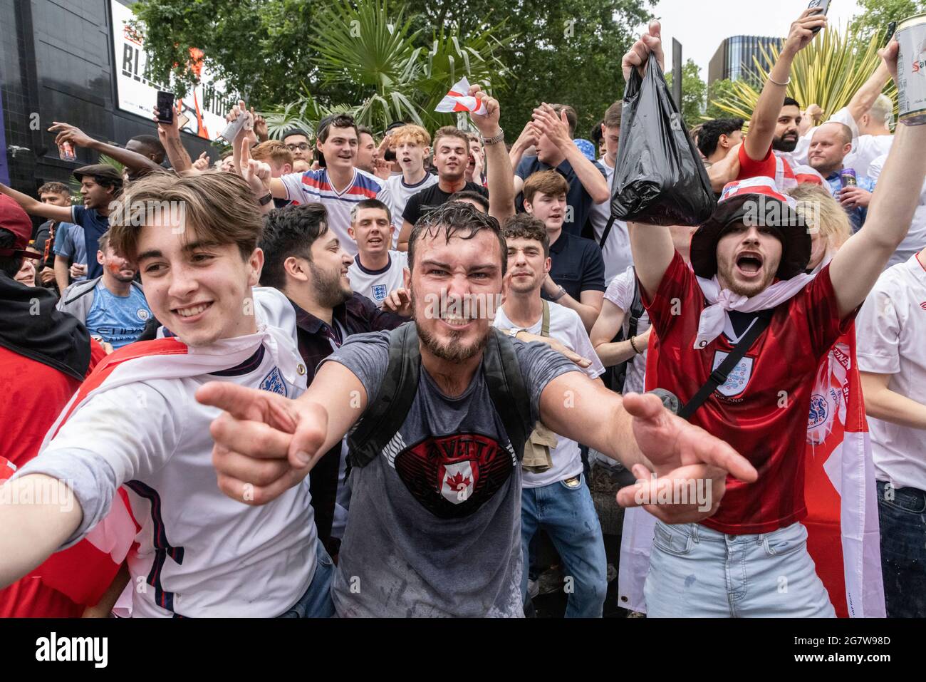 Englische Fußballfans feiern vor dem Finale der EM 2020 zwischen England und Italien, Leicester Square, London, 11. Juli 2021 Stockfoto