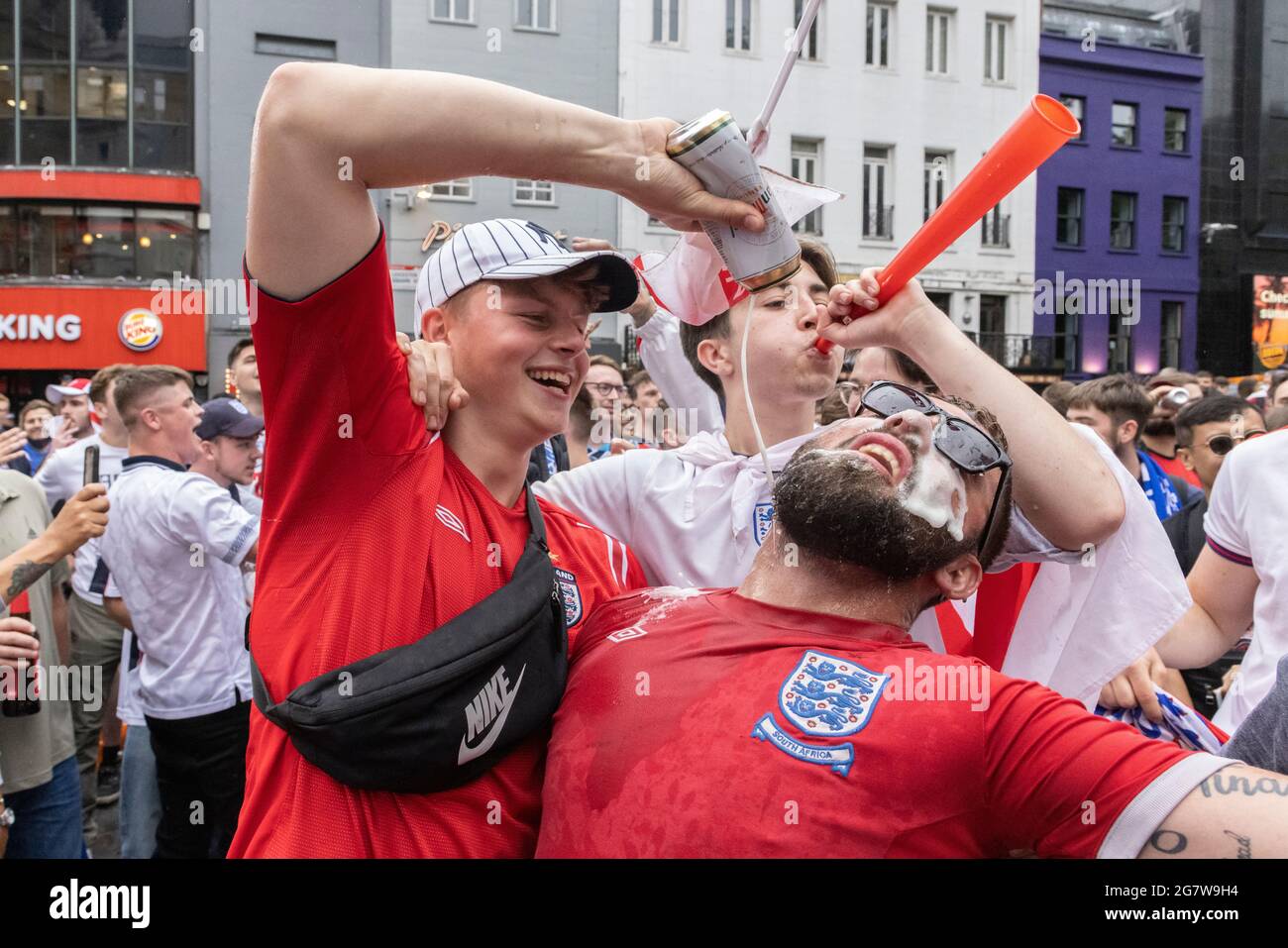 Englische Fußballfans geben vor dem Finale der EM 2020 zwischen England und Italien Bier, Leicester Square, London, 11. Juli 2021 Stockfoto