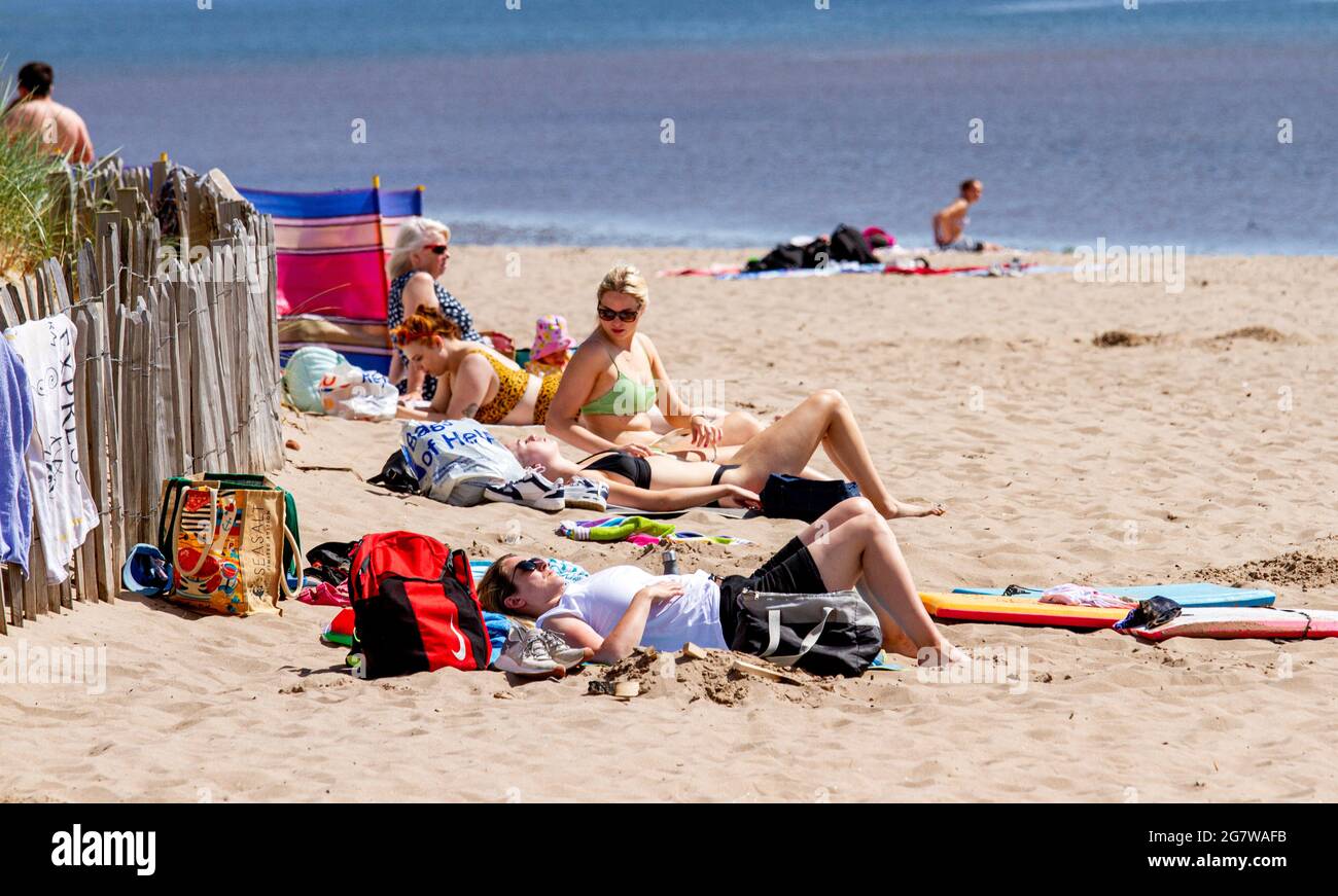 Dundee, Tayside, Schottland, Großbritannien. Juli 2021. UK Wetter: Heisses, sonniges Wetter, das durch Nordostschottland weht mit einer Höchsttemperatur von 29 Grad Strandbesucher können den Tag am Broughty Ferry Beach in Dundee ausklingen lassen und die warme, herrliche Sommersonne genießen. Kredit: Dundee Photographics/Alamy Live Nachrichten Stockfoto