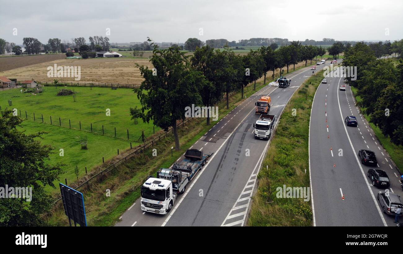 Das Luftdrohnenbild zeigt den Maas/La Meuse in Maaseik, wo die Situation weiterhin kritisch bleibt, da das Wasser nach dem starken Regen immer noch steigt Stockfoto