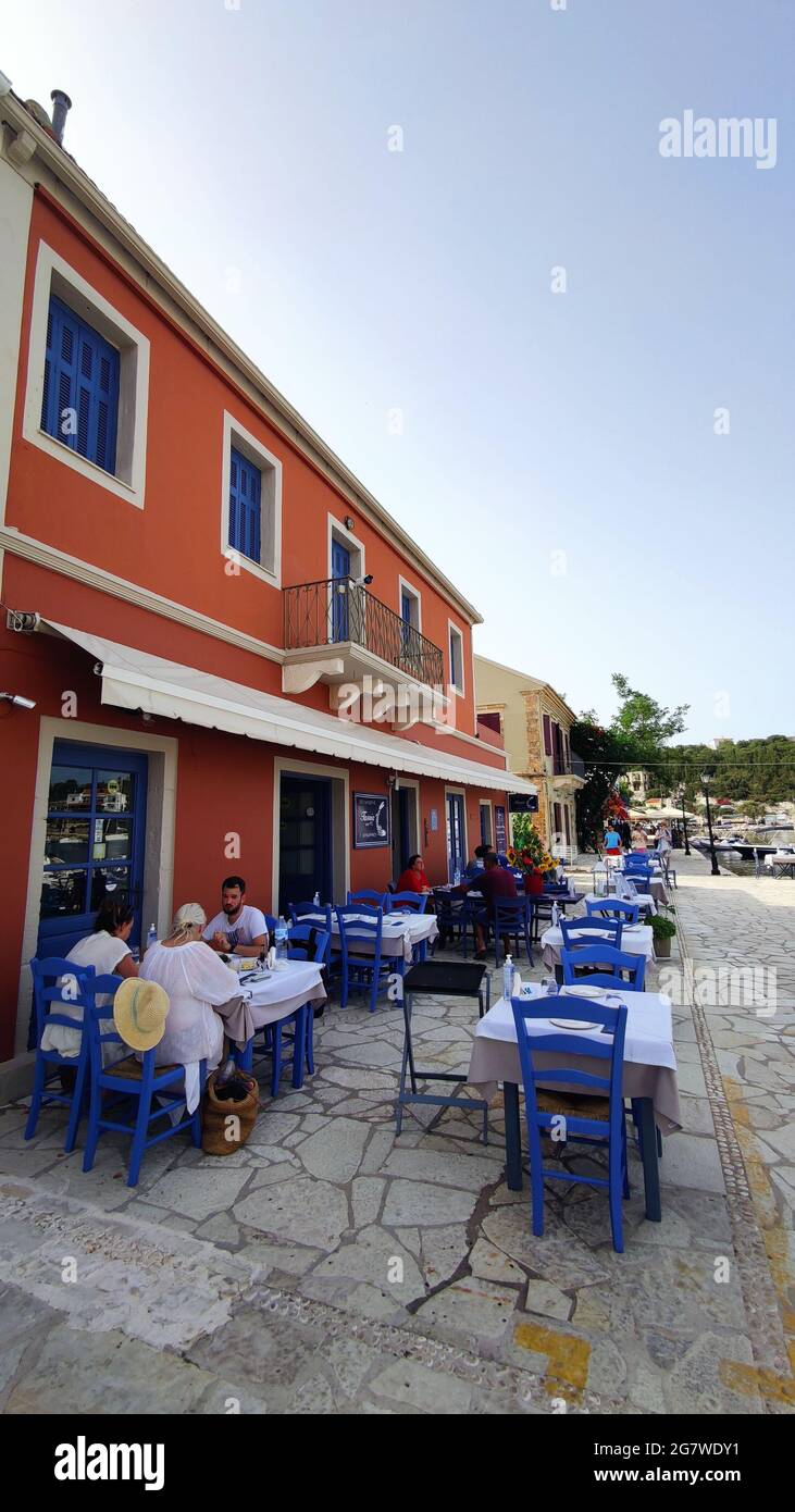 Fiscardo ist das malerische und schöne griechische Hafendorf an der Nordspitze von Kefalonia, der größten der sieben ionischen Inseln. Stockfoto