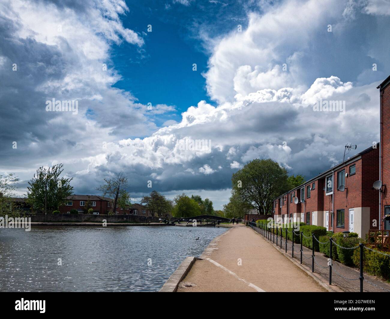 Cumulus-Regenwolke über Fairfield-Schleusen, am Ashton-Kanal, Droylsden, Tameside, Manchester, England, VEREINIGTES KÖNIGREICH, Stockfoto