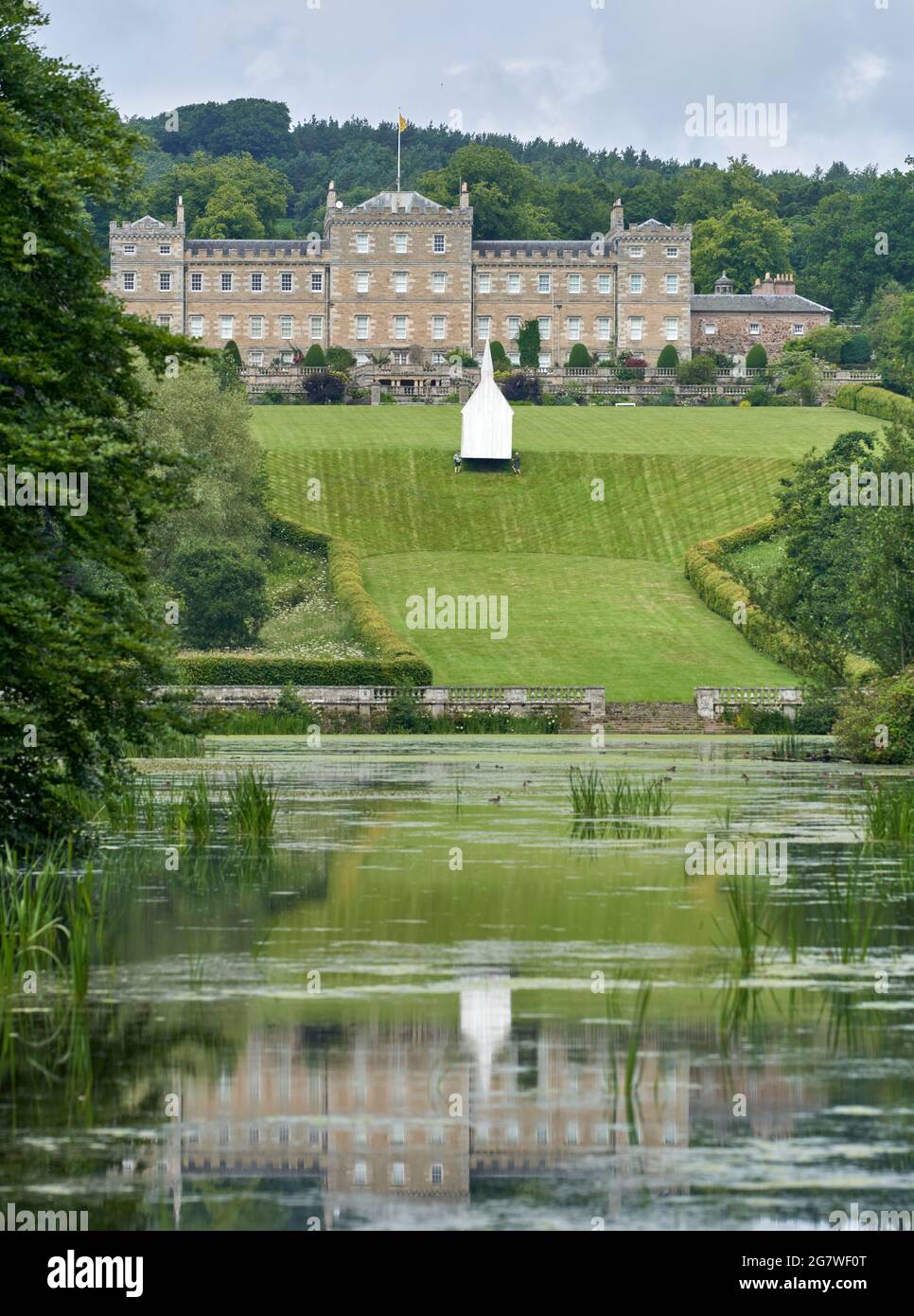 Blick auf das Manderston House über den Ziersee mit einer Skulptur von Henry Krokatsis Stockfoto