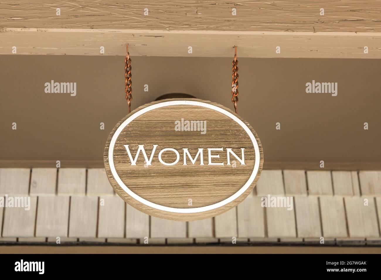 Frauen Holzschild kann für ein Badezimmer im Freien Toilette verwendet werden. Stockfoto