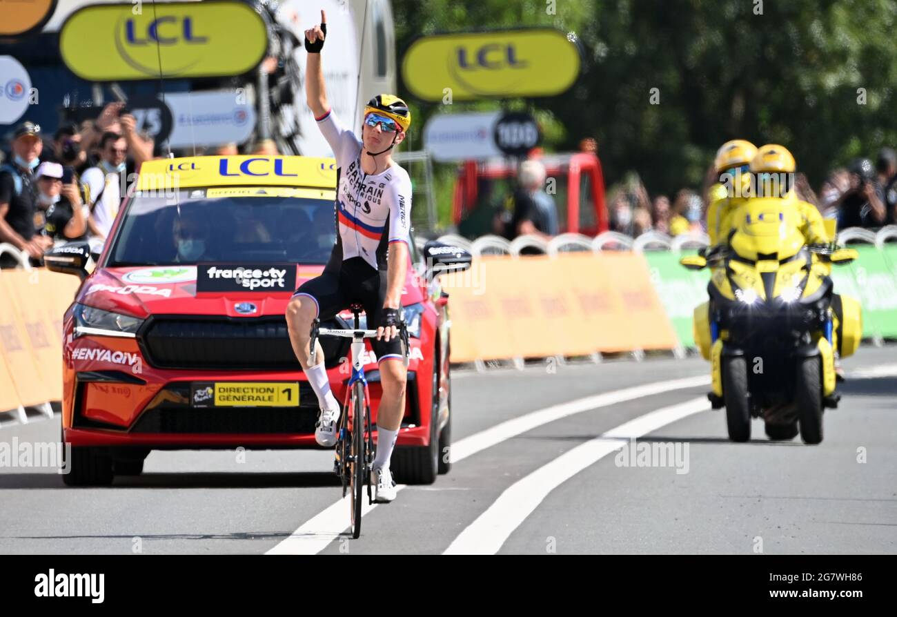 Der Slowene Matej Mohoric aus Bahrain feiert den Sieg, als er die Ziellinie überquert und die 19. Etappe der 108. Ausgabe der Tour de France-Rundfahrt gewinnt Stockfoto