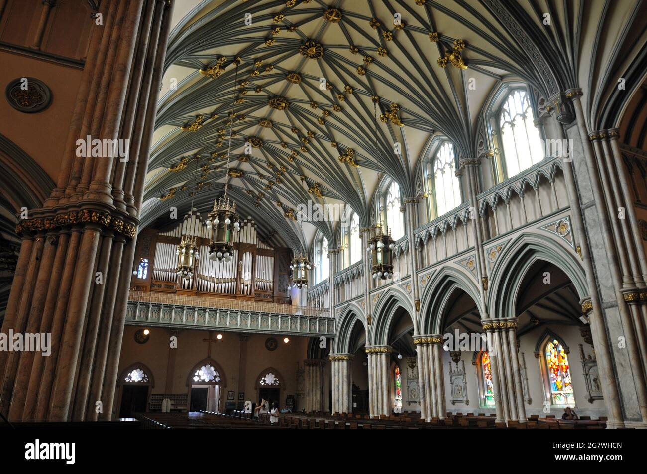 Das Innere der historischen St. Dunstan's Basilica in der Innenstadt von Charlottetown, Prince Edward Island, zeigt die gewölbte Decke und den Orgelloft. Stockfoto
