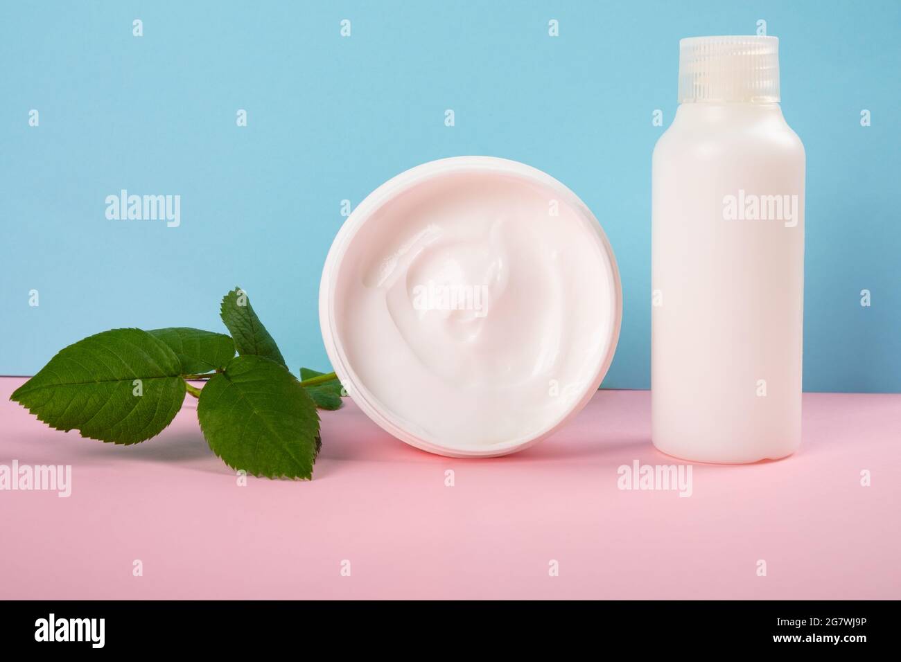 Creme Kosmetik mit Rosenextrakt Schönheit Hautpflege. Stockfoto