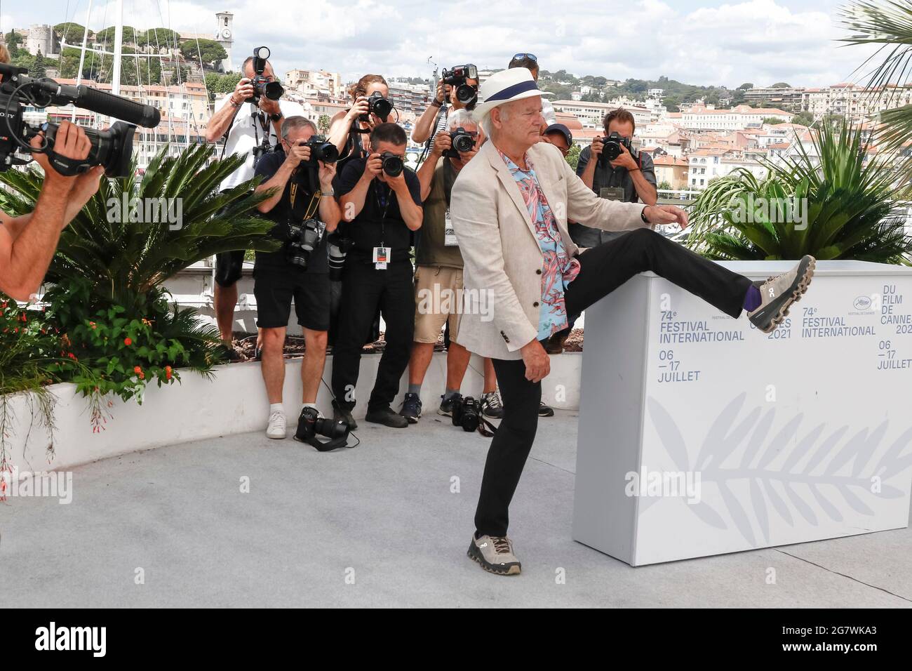 Cannes, Frankreich. 16. Juli 2021: Bill Murray posiert bei der Fotoaufnahme von „Neue Welten: Die Wiege der Zivilisation“ während des 74. Jährlichen Filmfestivals von Cannes im Palais des Festivals in Cannes, Frankreich, am 16. Juli 2021. Quelle: dpa picture Alliance/Alamy Live News Stockfoto