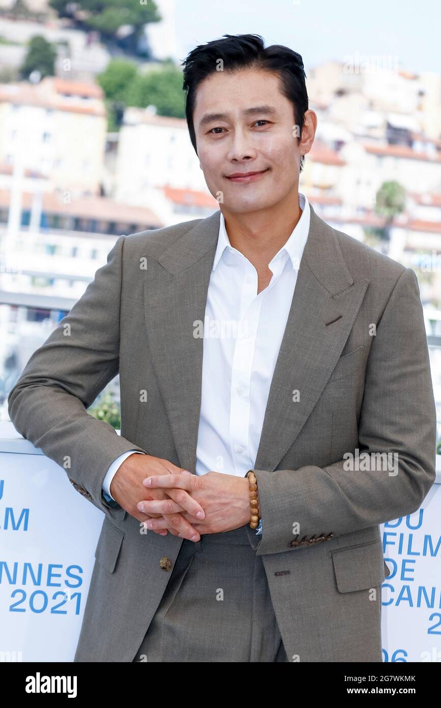 Cannes, Frankreich. 16. Juli 2021: Lee Byung-hun posiert bei der Fotoaufnahme der „Emergency Declaration“ während des 74. Jährlichen Filmfestivals in Cannes am 16. Juli 2021 im Palais des Festivals in Cannes, Frankreich. Quelle: dpa picture Alliance/Alamy Live News Stockfoto